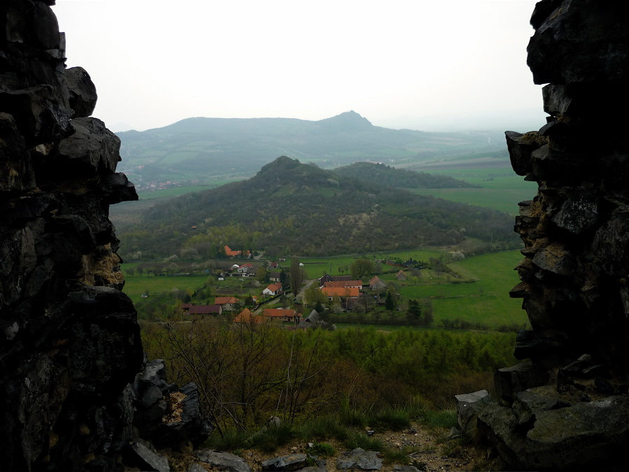 Plešivec a Košťálov. Oltářík postaven v letech 1437 – 1450.