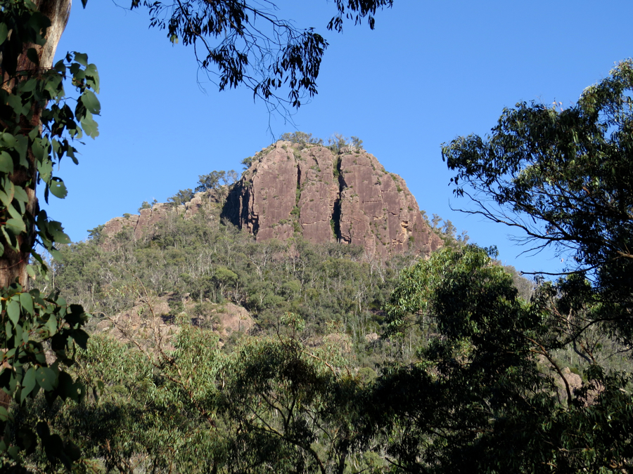 Pohoŕí je známější jako Cathedral Ranges. North Jawbone Peak (795 m).