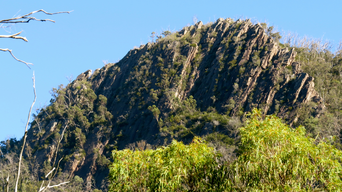 South Jawbone Peak (798 m) zdola od Cerberus Road.