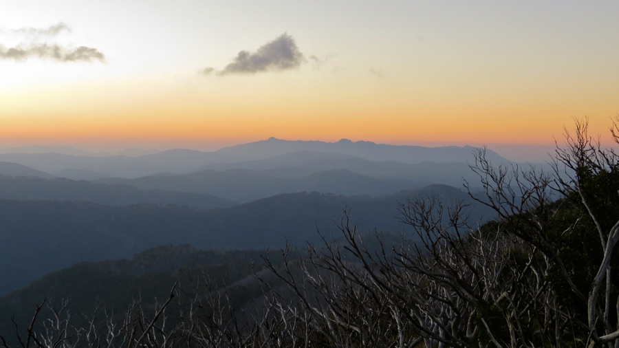 Stmívání kolem Mt Buffalo, pohled z Blowhard Saddle.