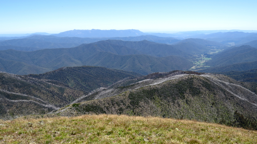 Mount Buffalo z Mount Feathertop a Ovens Valley.