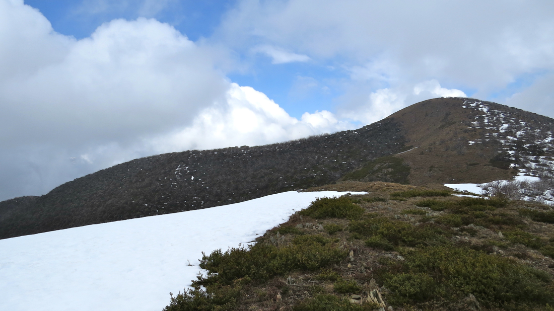 Vpravo High Knob (1601 m).