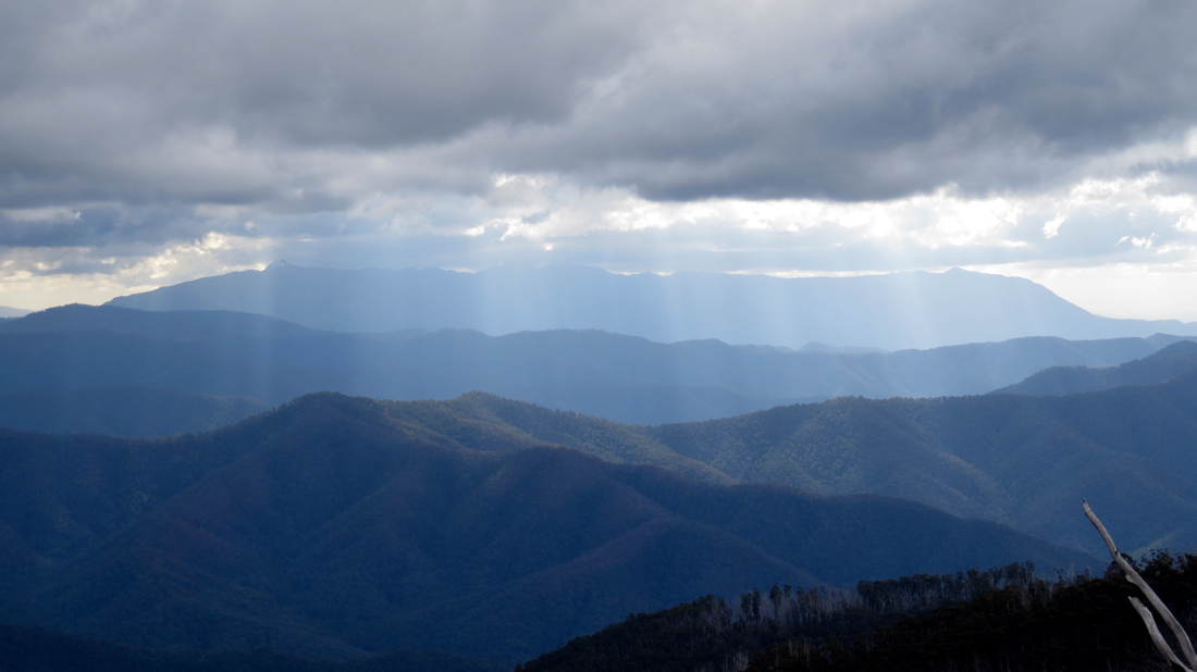 Masiv Mount Buffalo pod bouřkovými mraky.