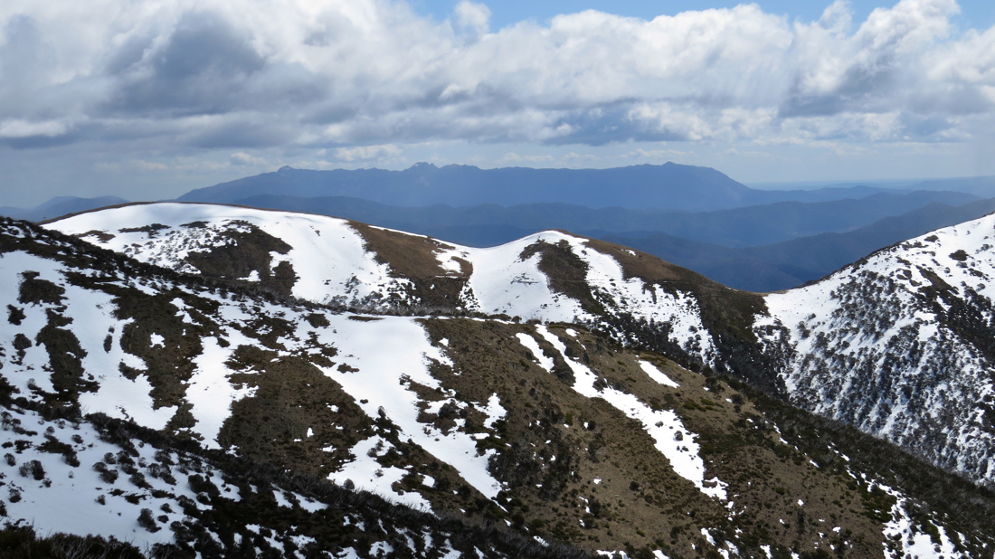 Mount Buffalo v pozadí za hřebenem Razorback.