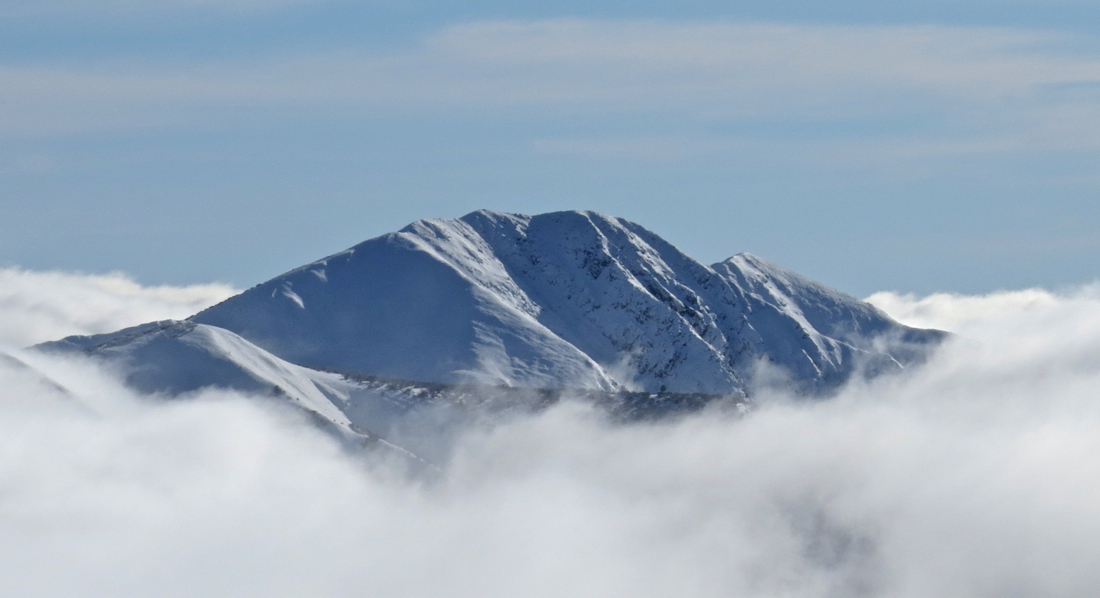 Mount Feathertop z pohledu od Mount Hotham. Ranní inverze.