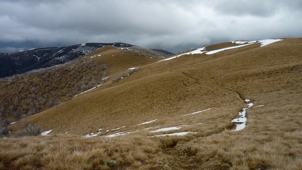 Vlevo se tmí Mount Hotham, pohled od severu z hřebene Razorback.