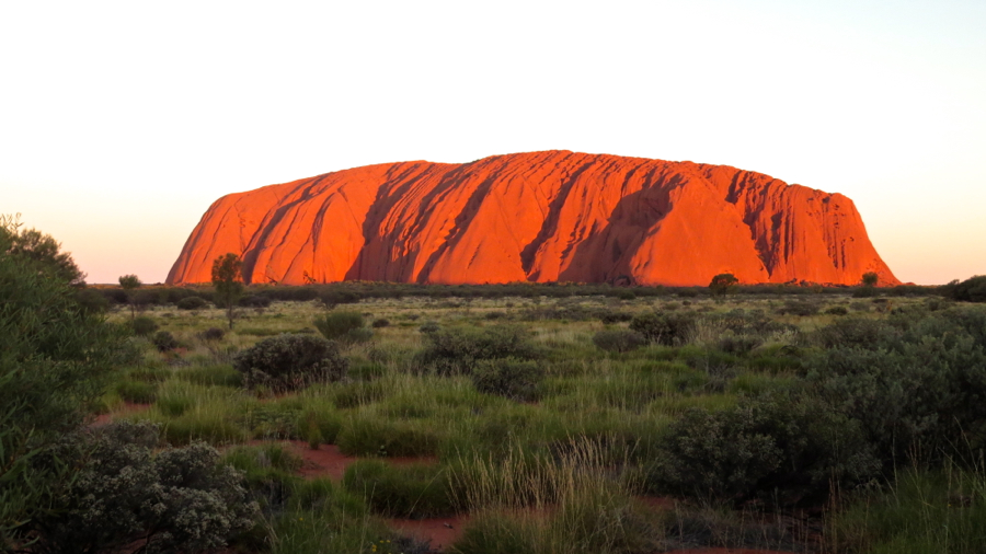 Uluru (863 m).