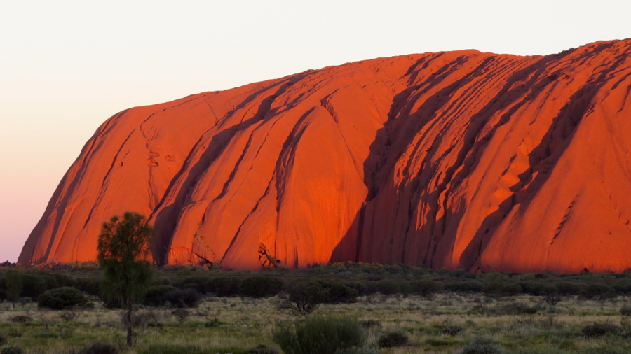 Uluru v posledním světle před západem slunce.