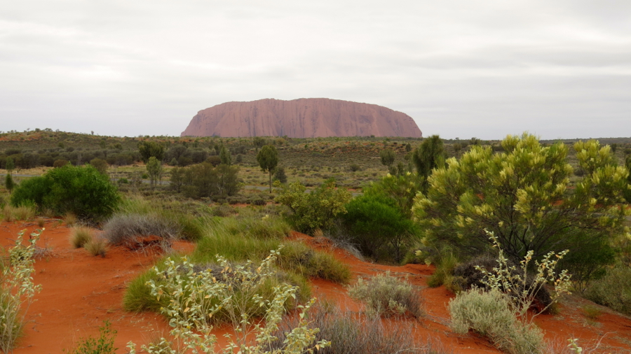 Tali, písečná duna, a Uluru od západu od Kata Tjuta.