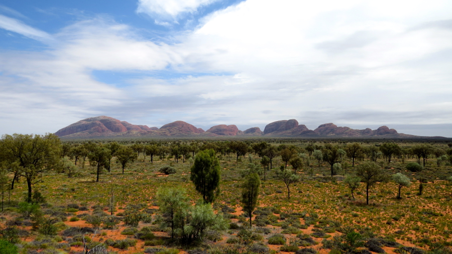 Pohoří Kata Tjuta, vzdálené asi 50 km od Uluru.