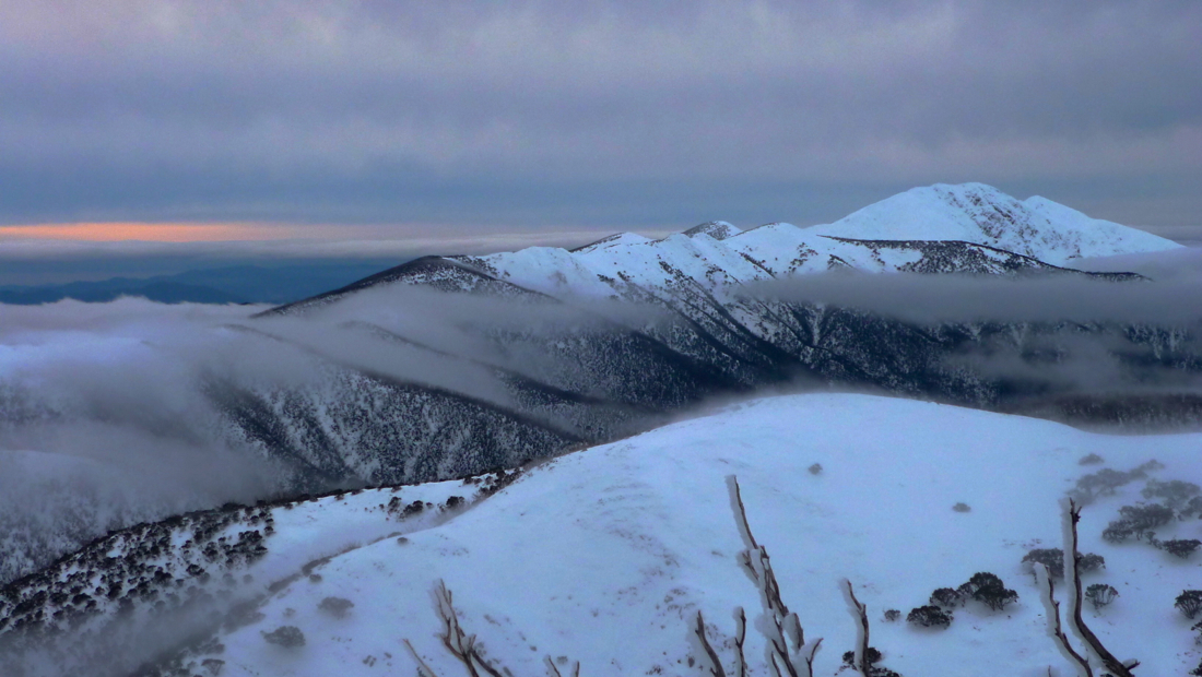 Stmívání v pozadí za Mount Feathertop.
