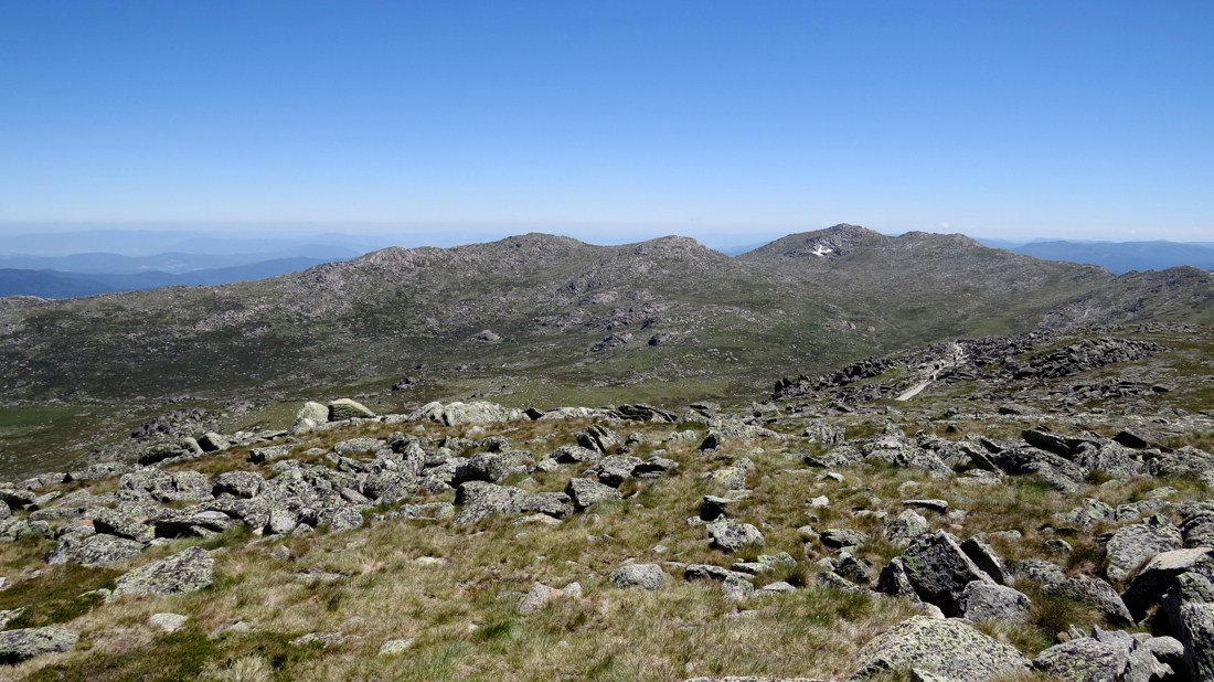 Z vrcholu Mt Kosciuszko směr sever: Mount Townsend.