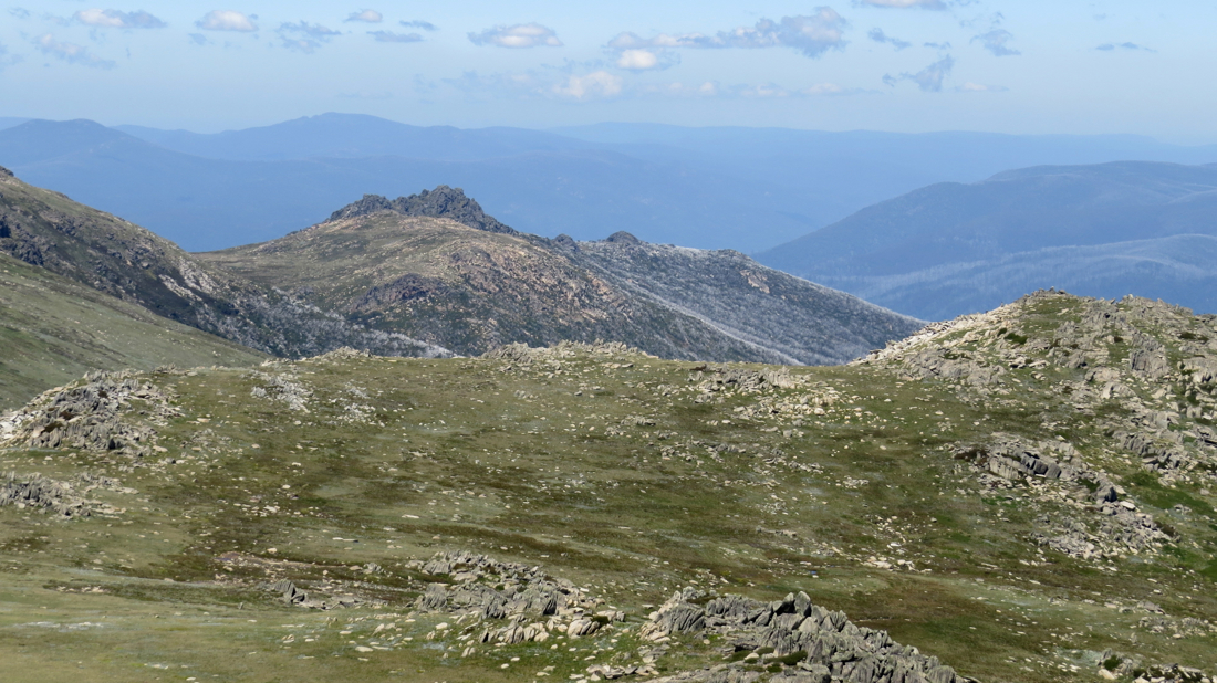 Pohled z Mt. Kosciuszko na jih: South Ramshead.