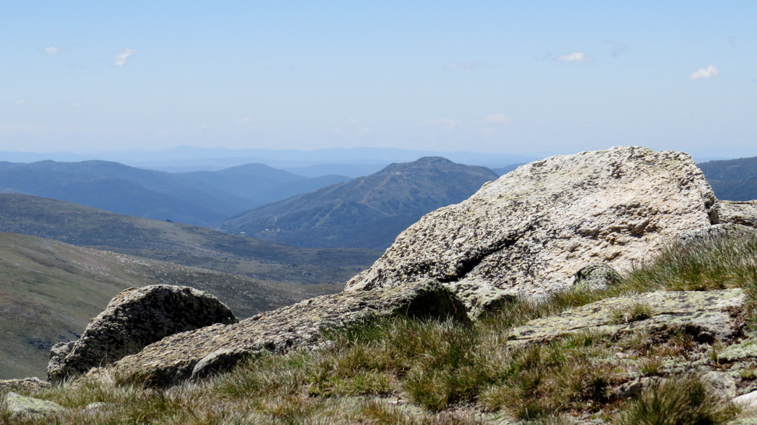 V průhledu uprostřed by mohla být Mount Stilwell (2054 m).