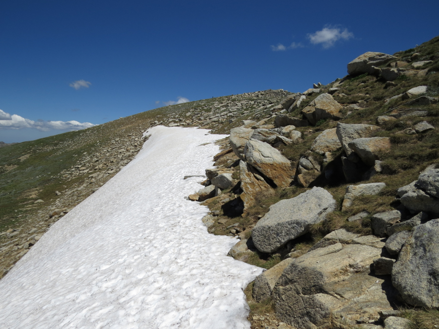 Pohled směrem k plochému, rozložitému vrcholu Mt Kosciuszko.