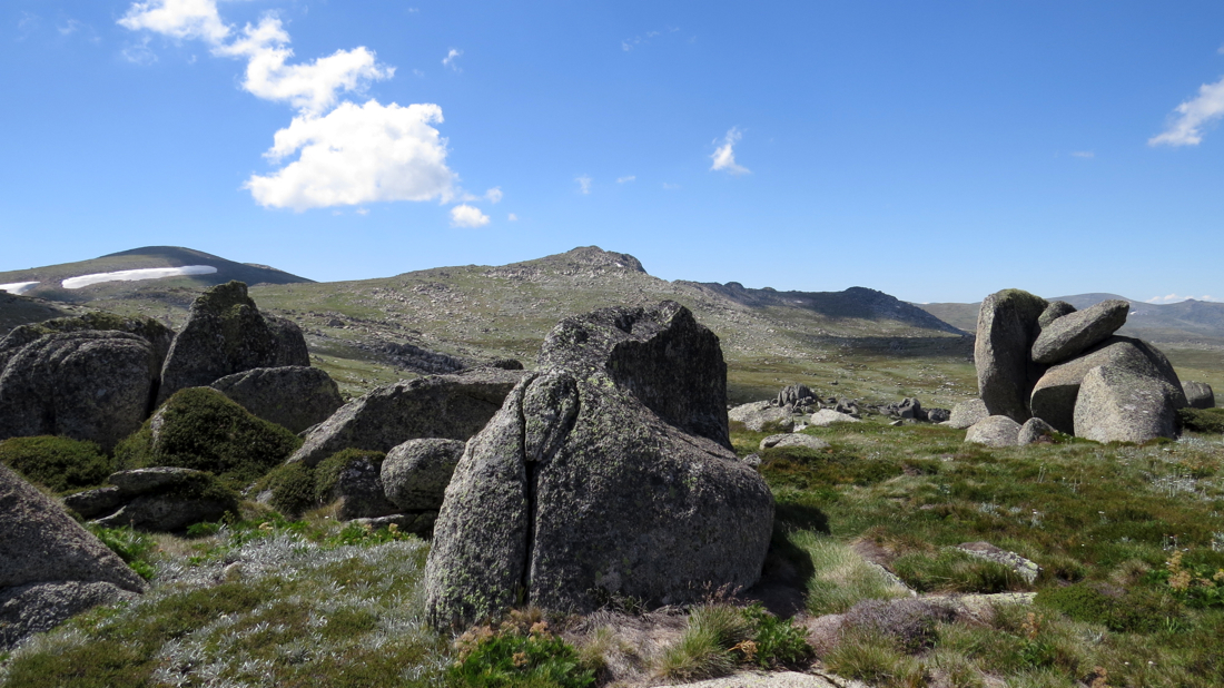 Vlevo Mt Kosciuszko, vpravo Etheridge Ridge.