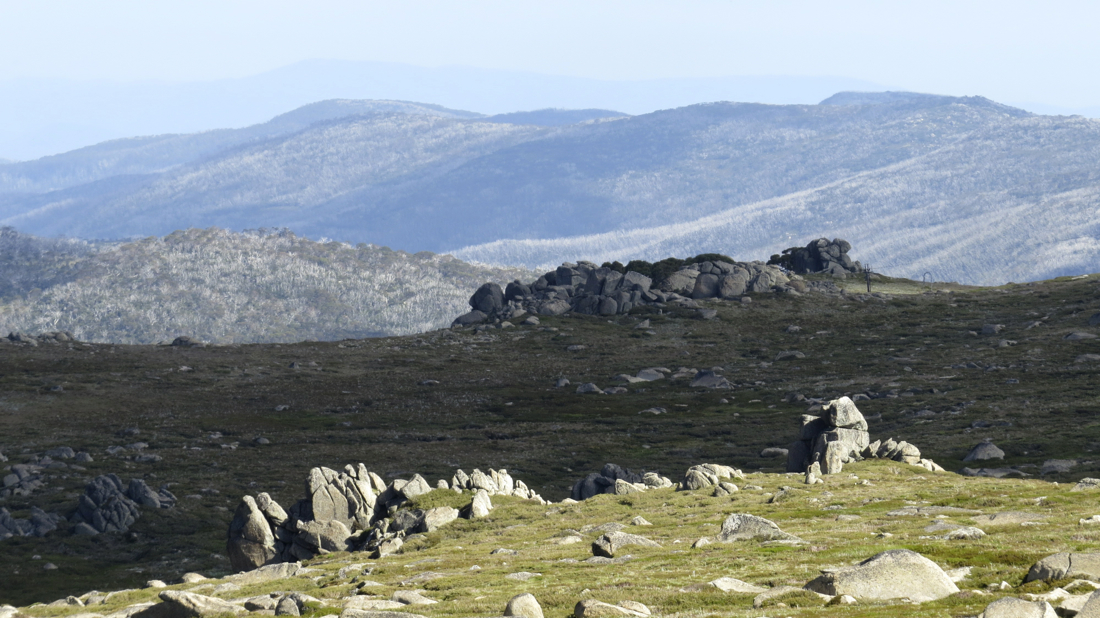 Obzory a linie stínu. Směr Thredbo Valley.