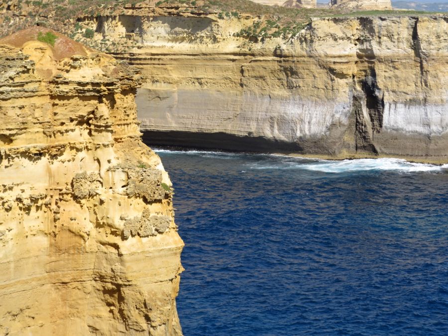 Za hranou Sloního útesu se rozevírá pověstná Loch Ard Gorge.