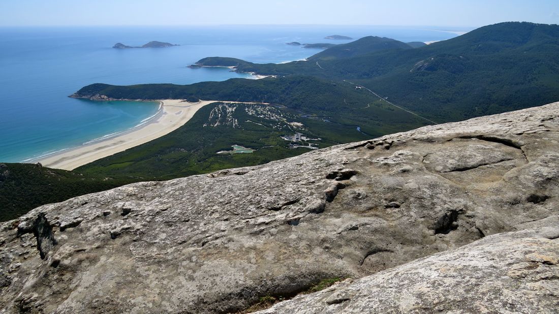 Pohled z vrcholu Mt Oberon na Norman Bay.