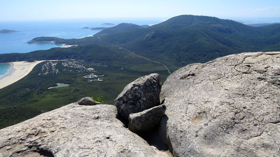 Sousední Mount Bishop (319 m).