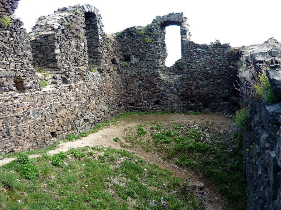 Hrad donjonového typu, čili čtvercová či obdélníková obytná věž.