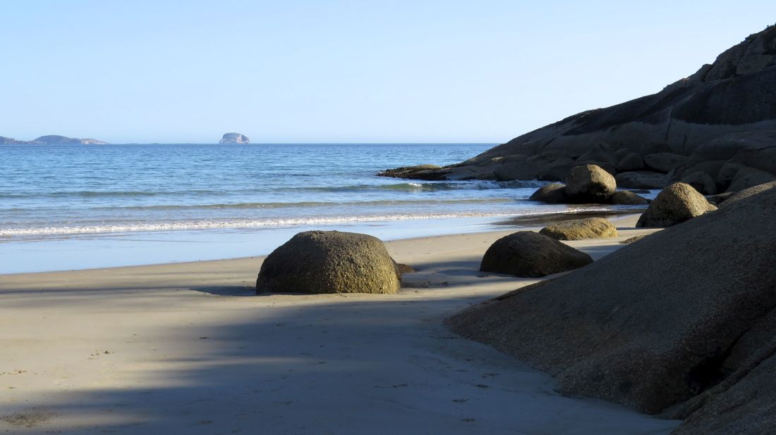 Norman Bay a skupina Anser Islands na obzoru. 