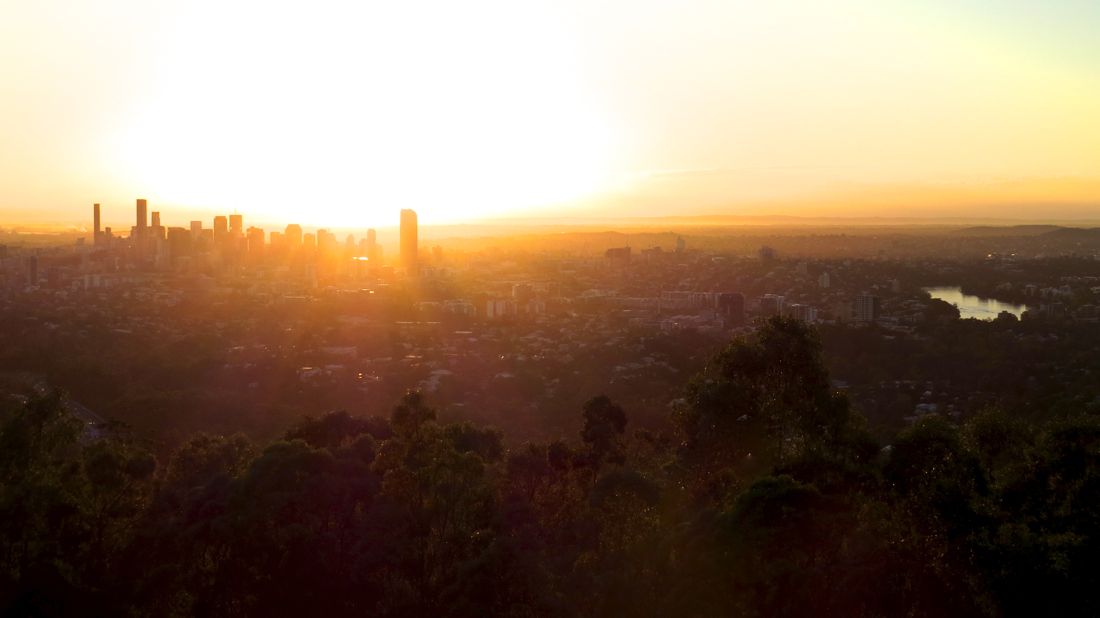 Vpravo se leskne jeden z mnoha meandrů Brisbane River.