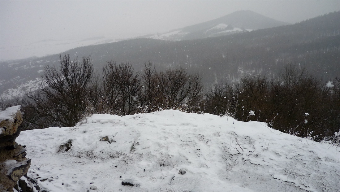 Vpravo silueta Sutomského vrchu v zimním nevlídnu.