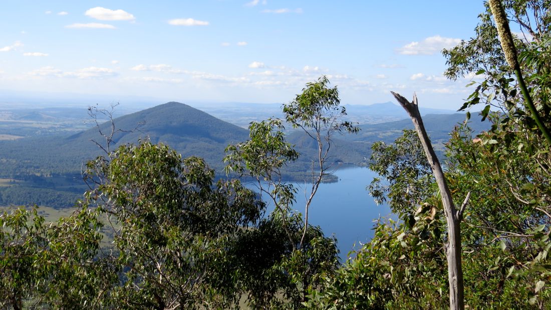 Mount Edwards a nádrž Moogerah z vrcholu Mount Greville.