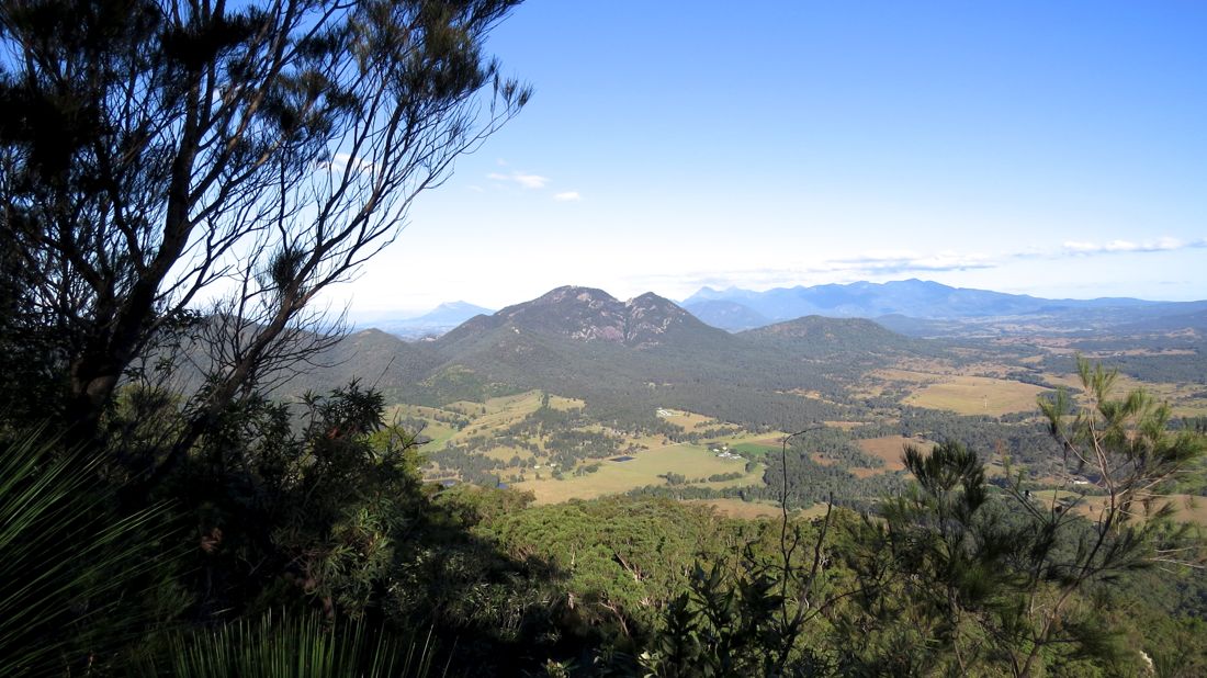 Mount Moon a masiv Mount Barney. Vlevo vzadu Mt Maroon.