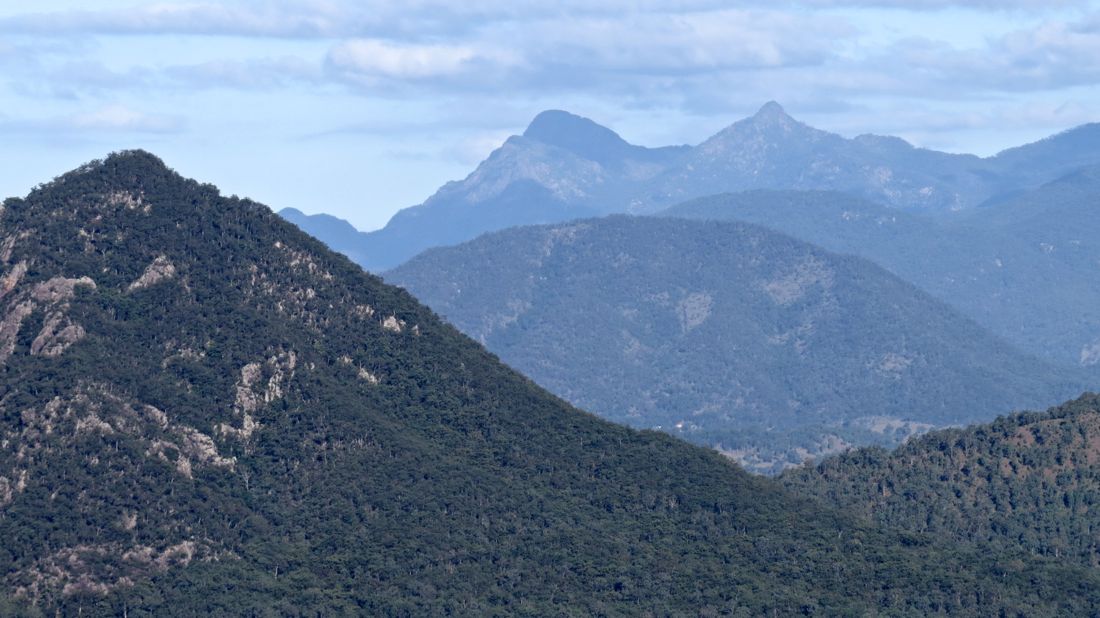 Pověstná Mount Barney za hřbetem Mount Moon.