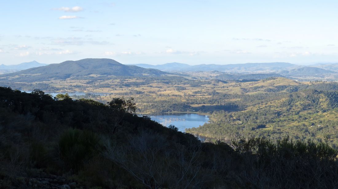 Pohled přes jezero Moogerah směrem k Mount French.