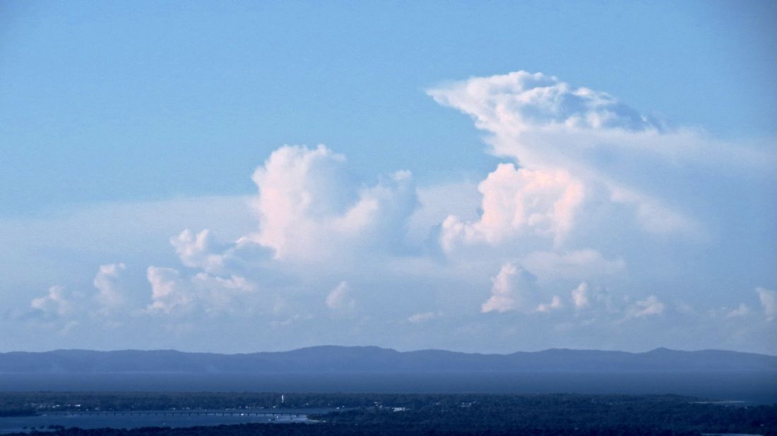 Mraky nad nedalekou Moreton Bay.
