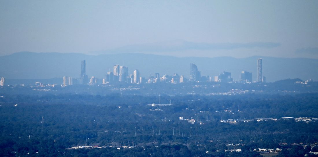 Zoom na 60 km vzdálené Brisbane.