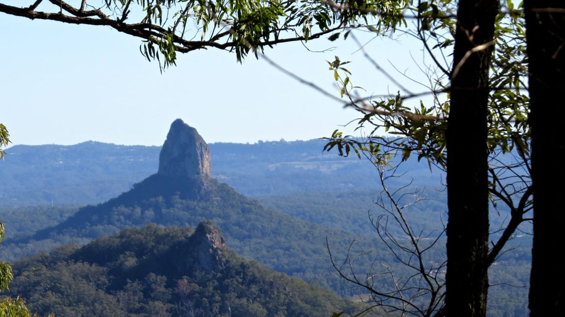 Vulkanický suk Coonowrin, v popředí Mt Tibberoowuccum.