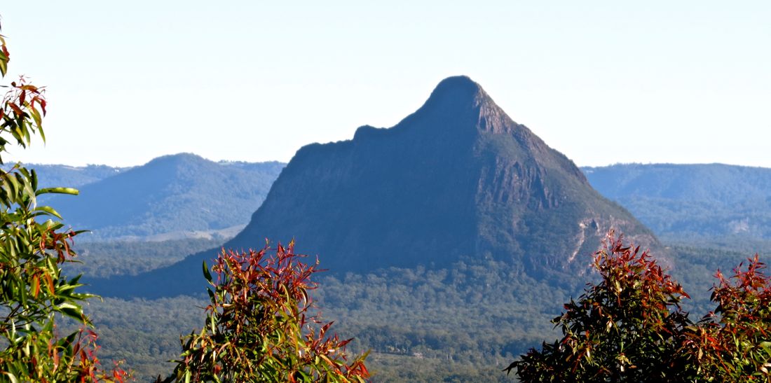 Mt Beerwah (556 m), nejvyšší hora Glasshouse Mountains.