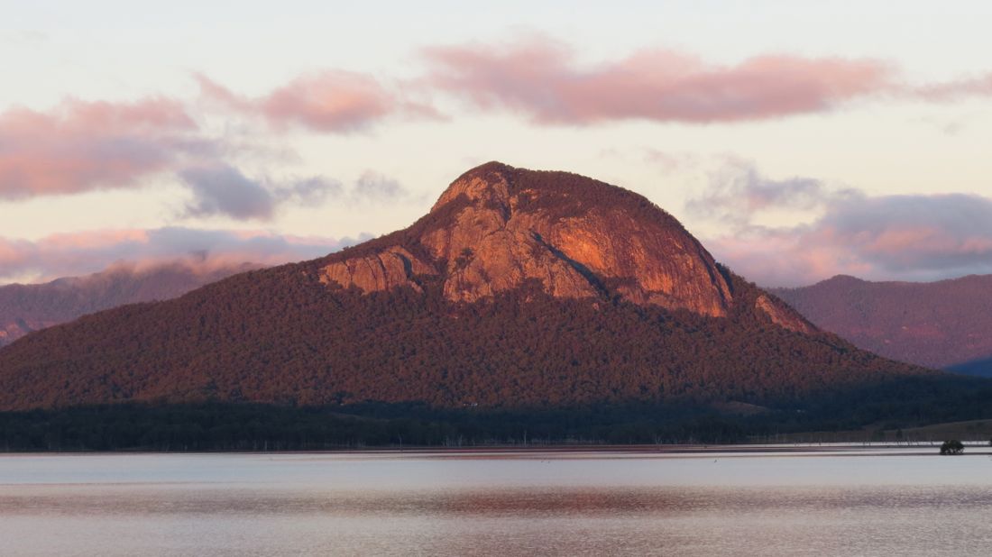 Mount Greville (720 m) v prvních ranních paprscích.