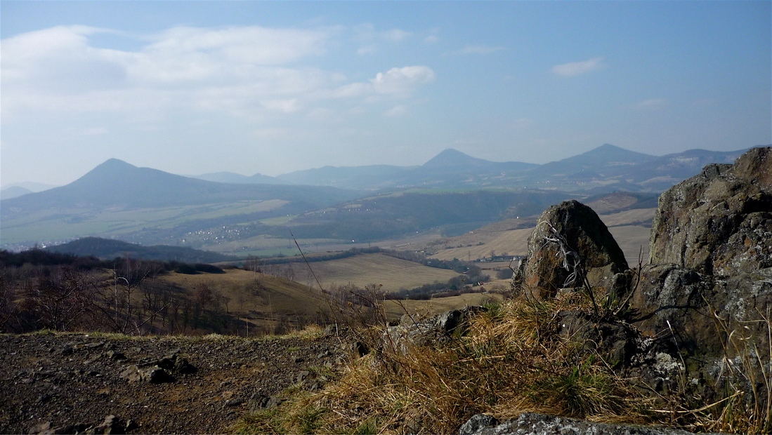 Lovoš a milešovské panorama z Knoblošky, návrší poblíž Radobýlu.