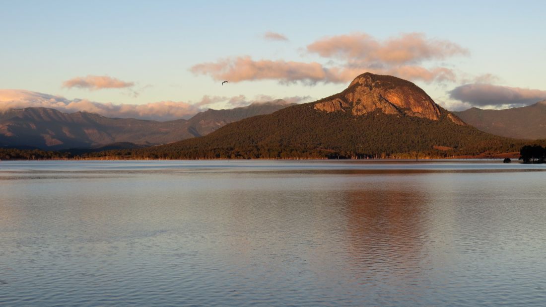 Východ slunce a Mount Greville.