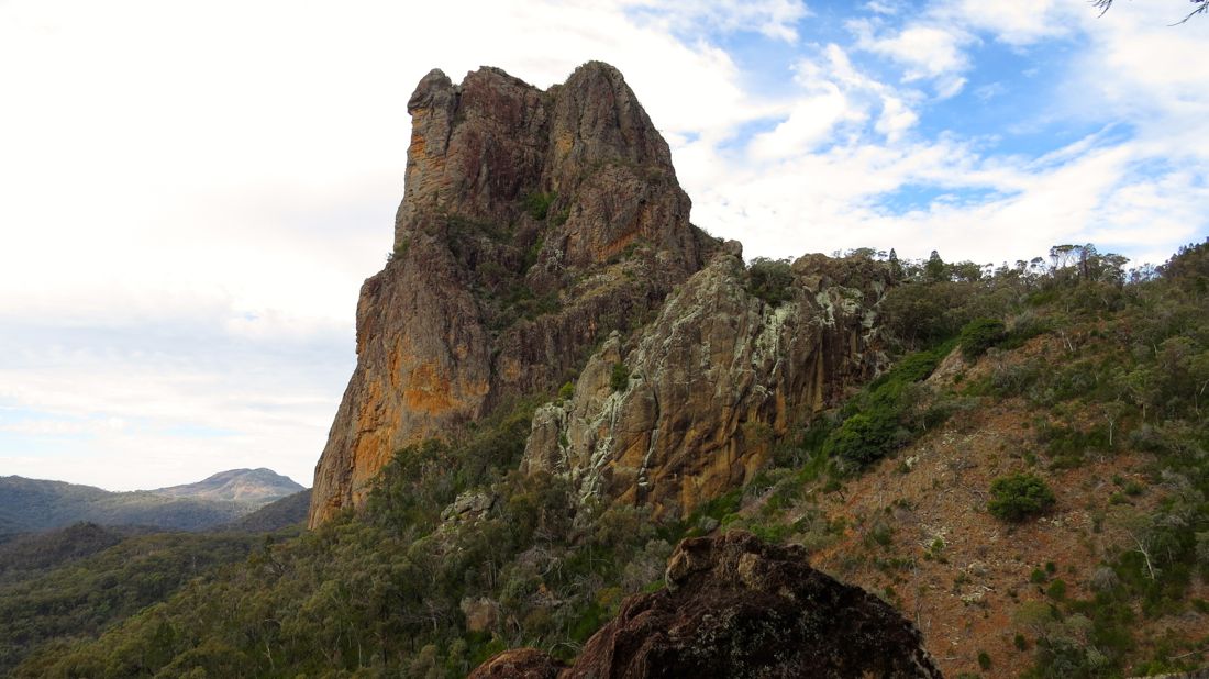 Belougery Spire. Celé pohoří je pozůstatek obřího štítového vulkánu.