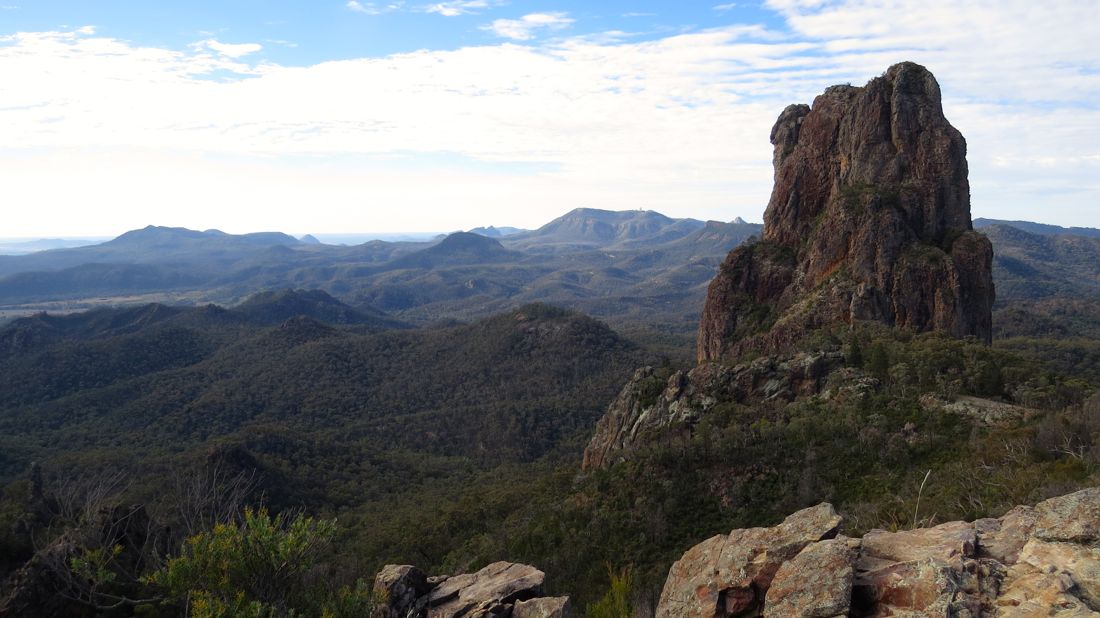 Belougery Spire a v pozadí Siding Spring Mountain (1165 m).