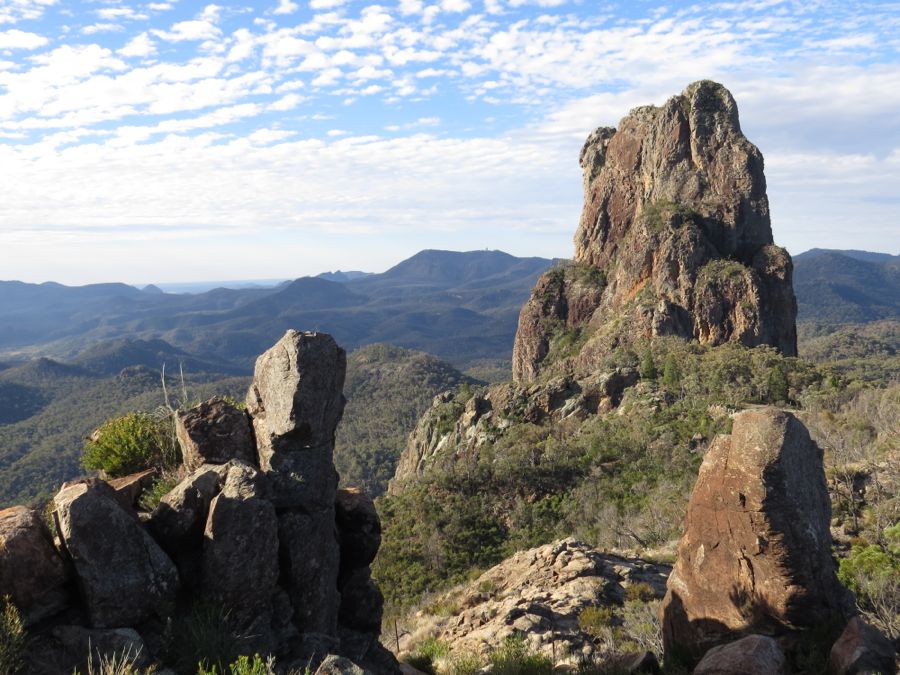 Zcela na obzoru Siding Spring Mountain s observatoří.