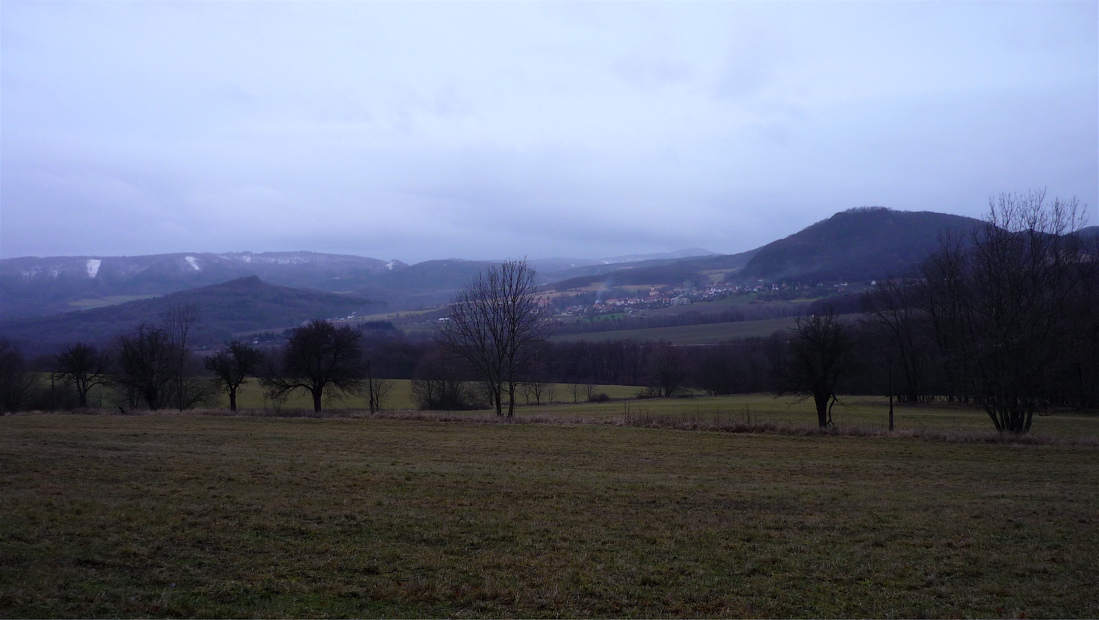 Vpravo Kalich, vlevo Trojhora a zasněžený Dlouhý vrch