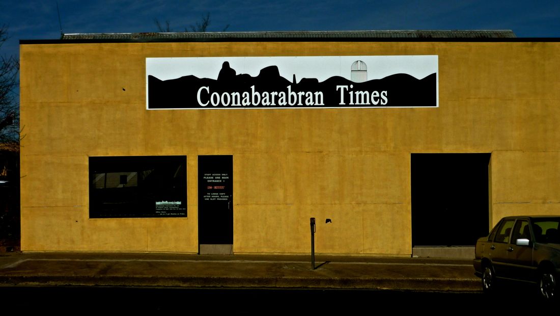 Coonabarabran Times se siluetou Warrumbungles ve štítu.