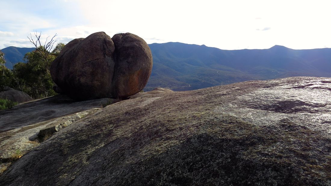 Slunce se pomalu sklání. Vpravo na hřebeni Camel Hump.