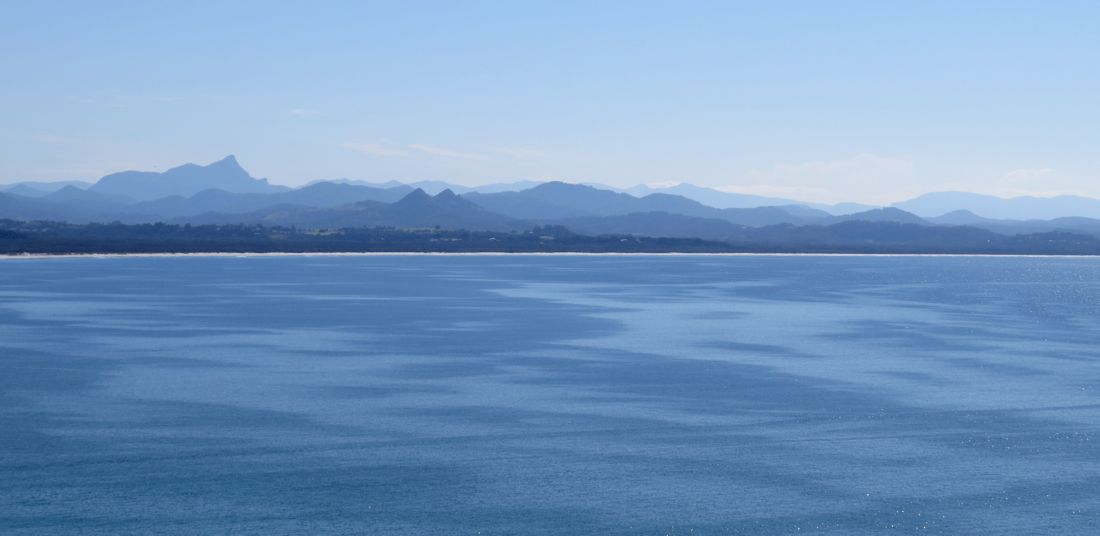 Wollumbin a další hřebeny od majáku v Byron Bay.