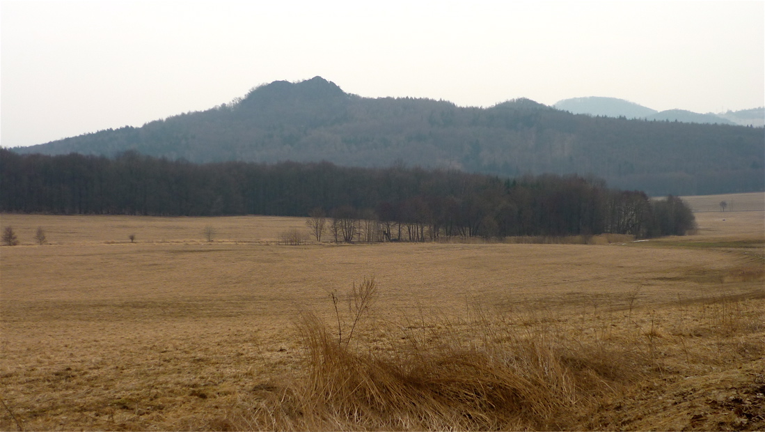 Z dálky ne příliš výrazná Trojhora (451 m)