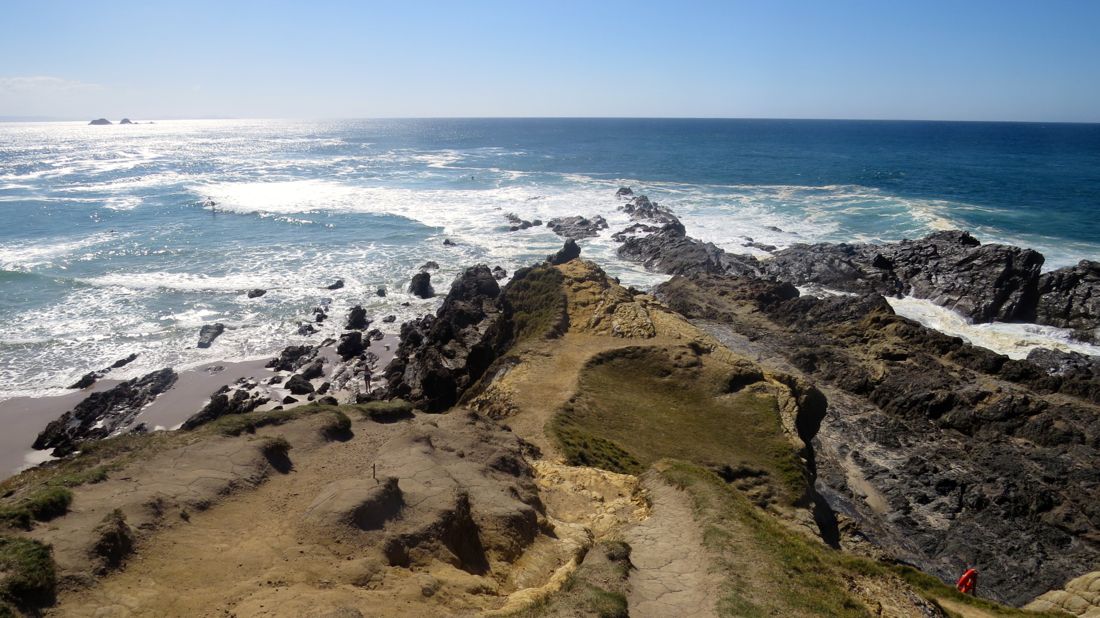 Cape Byron. Vlevo bájemi opředená skaliska Julian Rocks