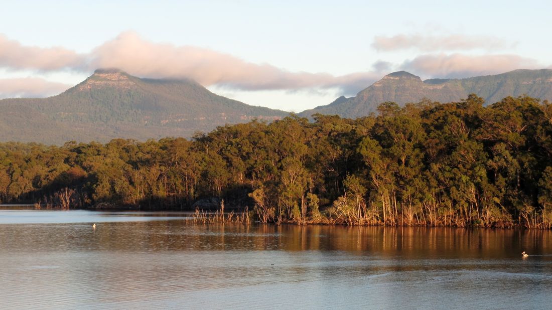 Mts Mitchell a Cordeaux od ranního Lake Moogerah.