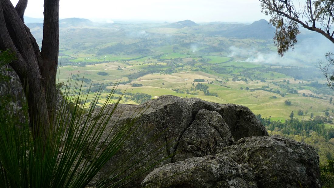 Pohled na sever, k Boonah-Rathdowney Road.